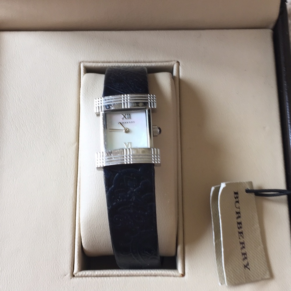 Burberry Women’s 3 bands watch AUTHENTIC - Picture 3 of 8